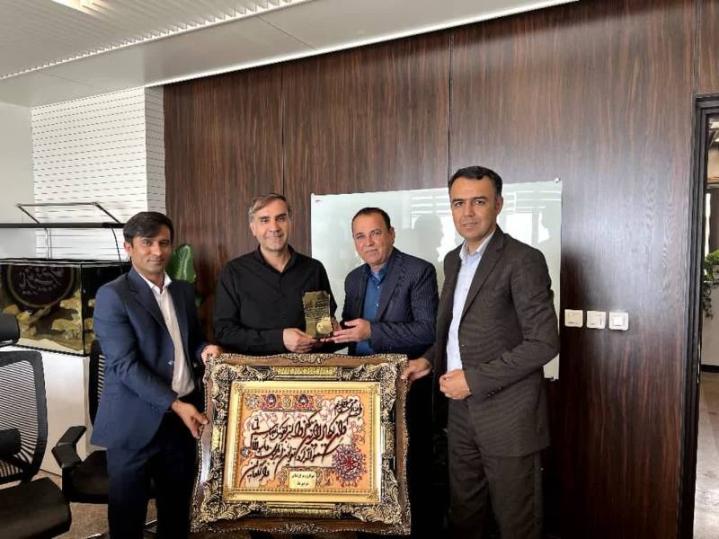 تجلیل ازمدیرعامل پتروشیمی مروارید