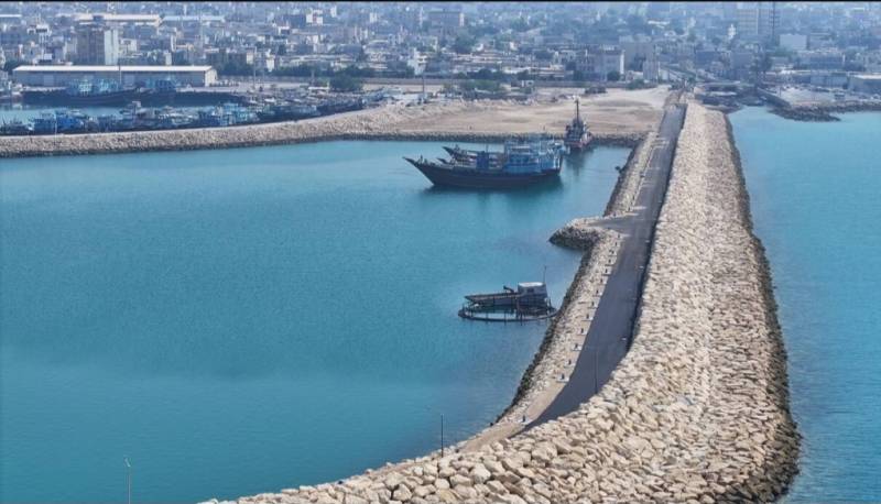 عملیات آسفالت موج‌شکن‌های بندر کنگان پایان یافت